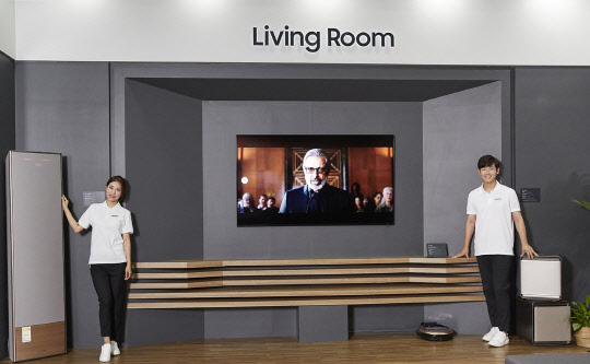 삼성전자 모델이 20일 광주광역시 김대중컨벤션센터에서 열린 '2019 광주국제 IoT·로봇박람회'에서 삼성전자 홈 IoT·AI 체험형 전시 부스를 소개하고 있다.  삼성전자 제공